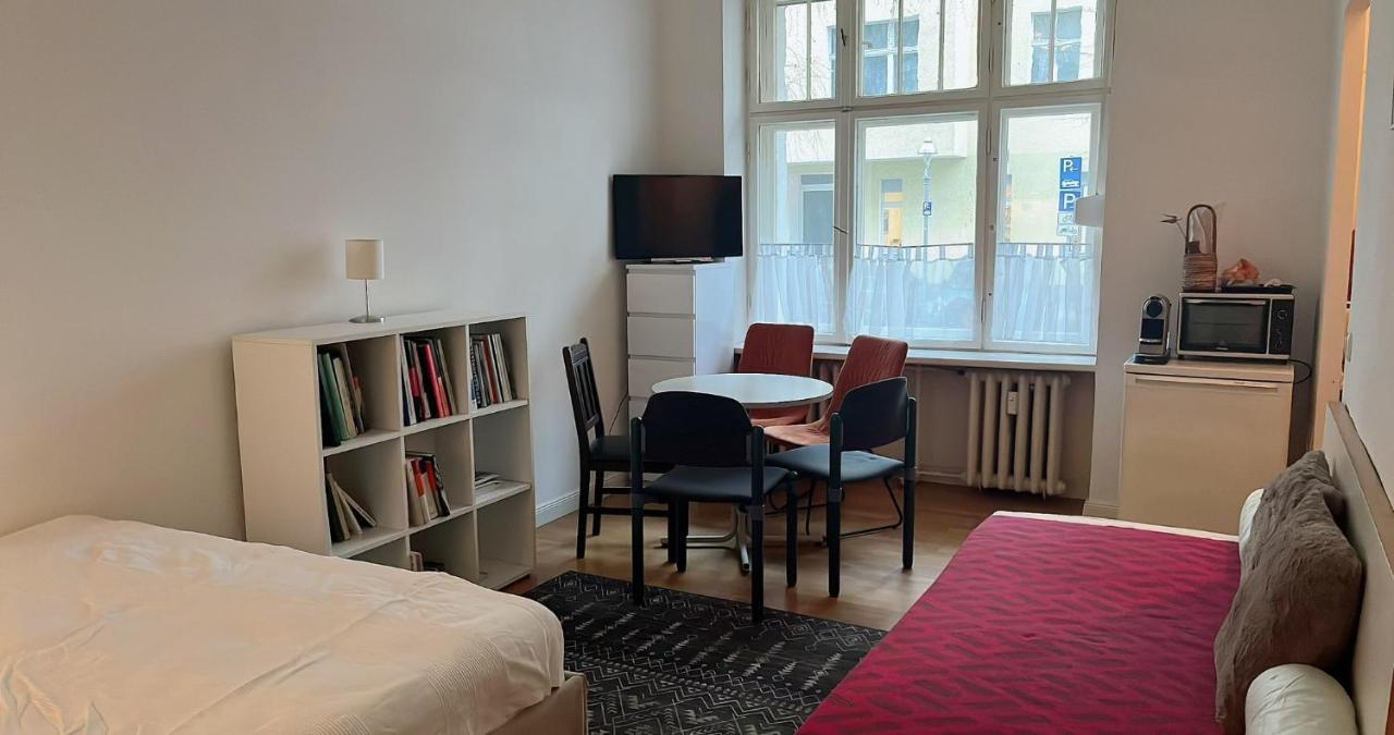 Central, Charming Studio For Up To 3 People In Historic Building Berlijn
