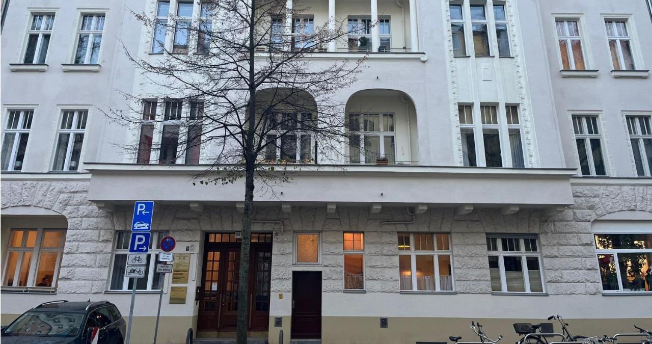 Central, Charming Studio For Up To 3 People In Historic Building Appartement Berlijn