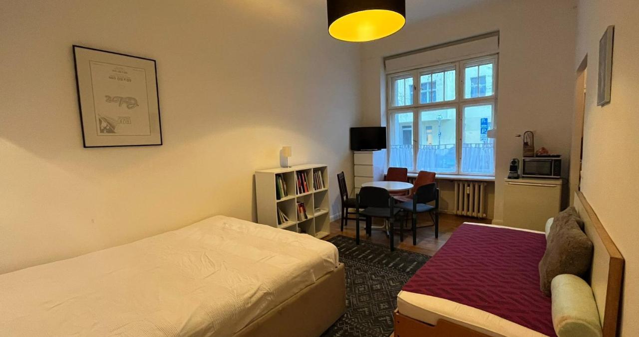 Central, Charming Studio For Up To 3 People In Historic Building Appartement Berlijn